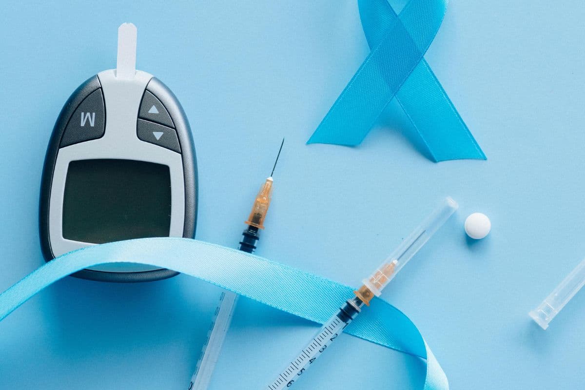 An image of a blood glucose meter, syringe, pill, and blue ribbon for a methylene blue diabetic retinopathy article